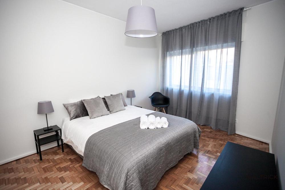 Downtown 3 Bedroom With Balcony - Quiet Street - Family Friendly - Groups Apartamento Porto