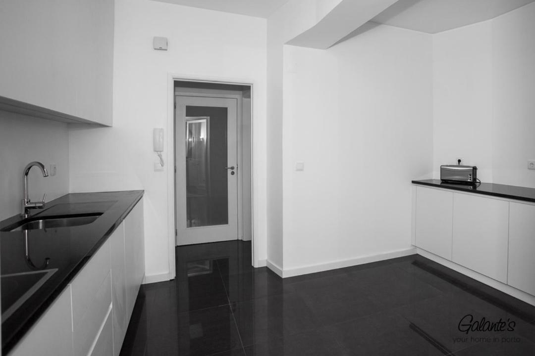 Downtown 3 Bedroom With Balcony - Quiet Street - Family Friendly - Groups Apartamento Porto